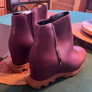 Sorel Joan of Arctic Wedges, purple boots, size 7.5, like new